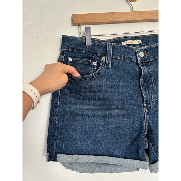 Levi's Women's Size 32 Mid Rise Mid Length Short - Picture 4 of 9